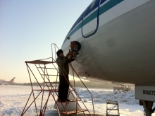 Процесс резки самолета для отделения кабины от фюзеляжа